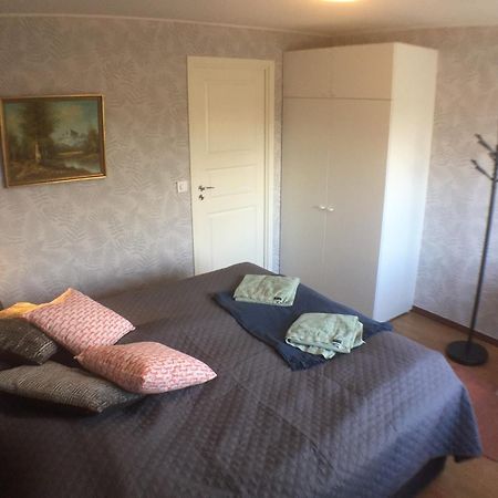 Dubbelrum Med Extrasaeng Pa Markplan I Lugnt Villaomrade Μάλμε Εξωτερικό φωτογραφία